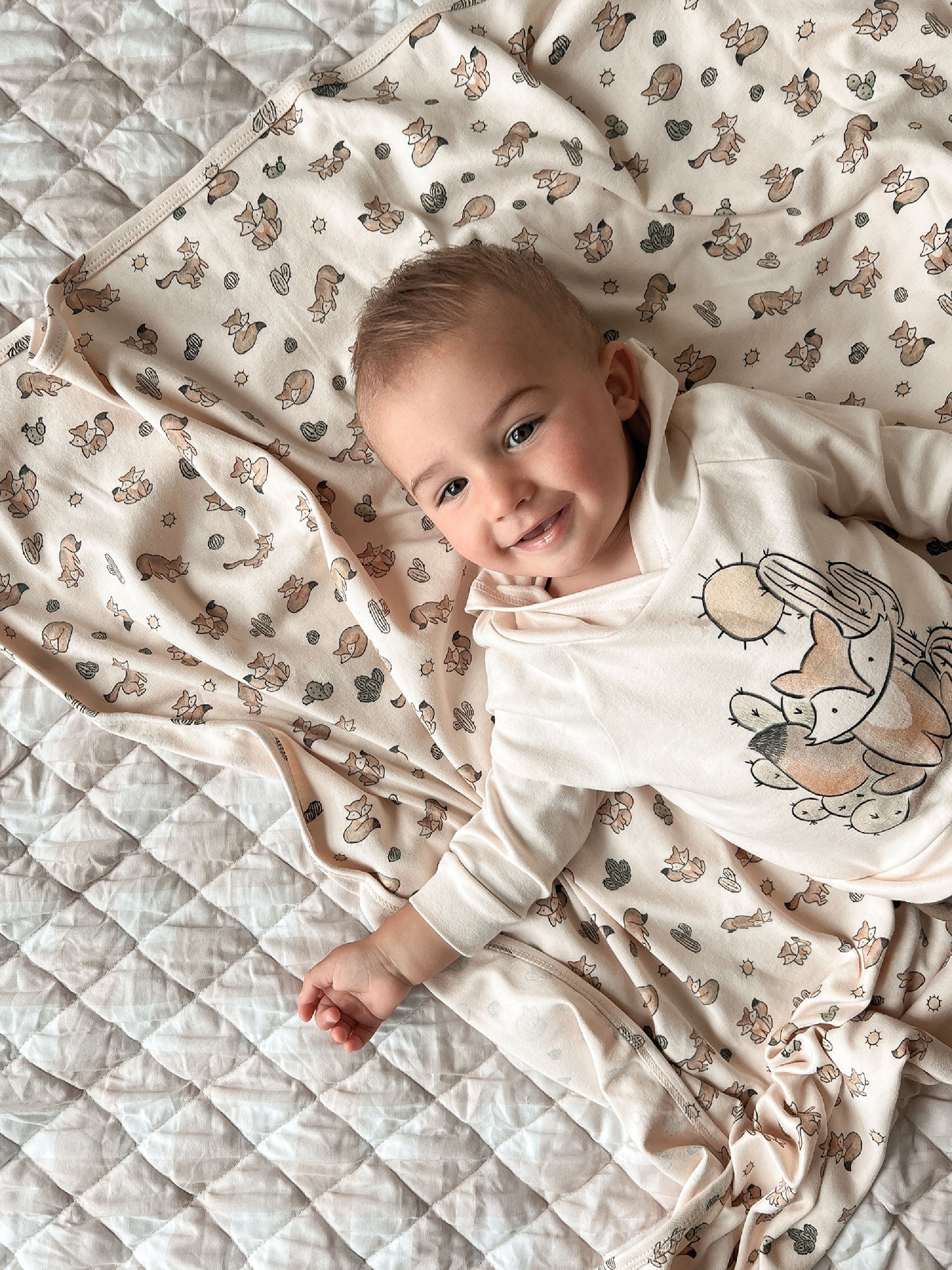 Little Fox Graphic - Kids' Organic Raglan Hoodie