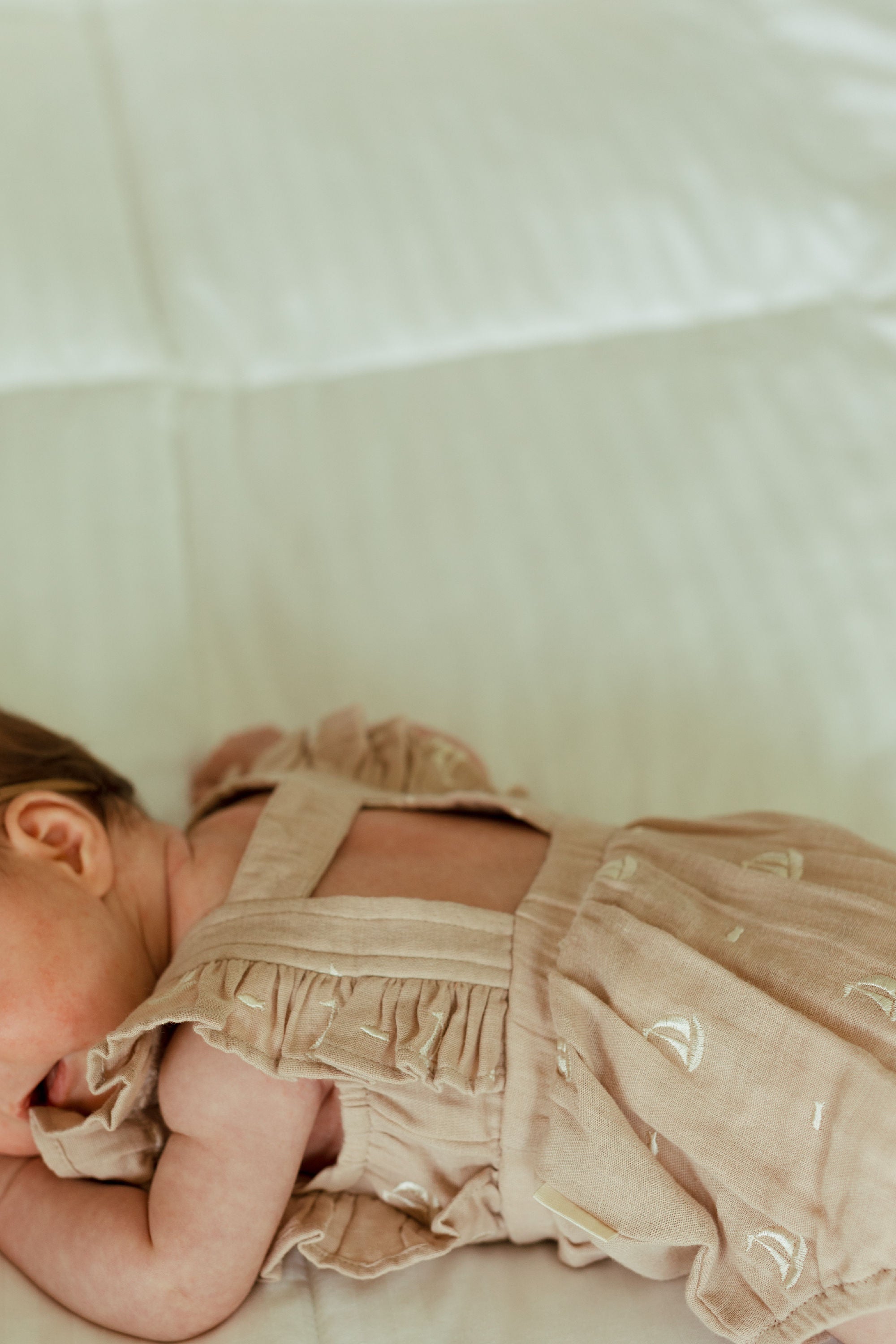 Oatmeal Sailboat - Organic Muslin Ruffle Bodysuit