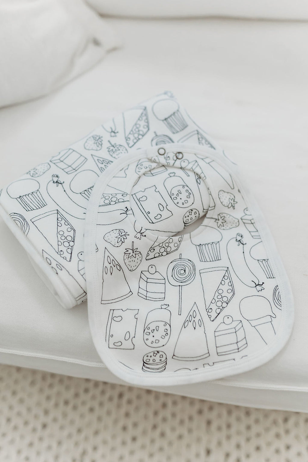 Snacks - Organic 2-Layer Reversible Bib
